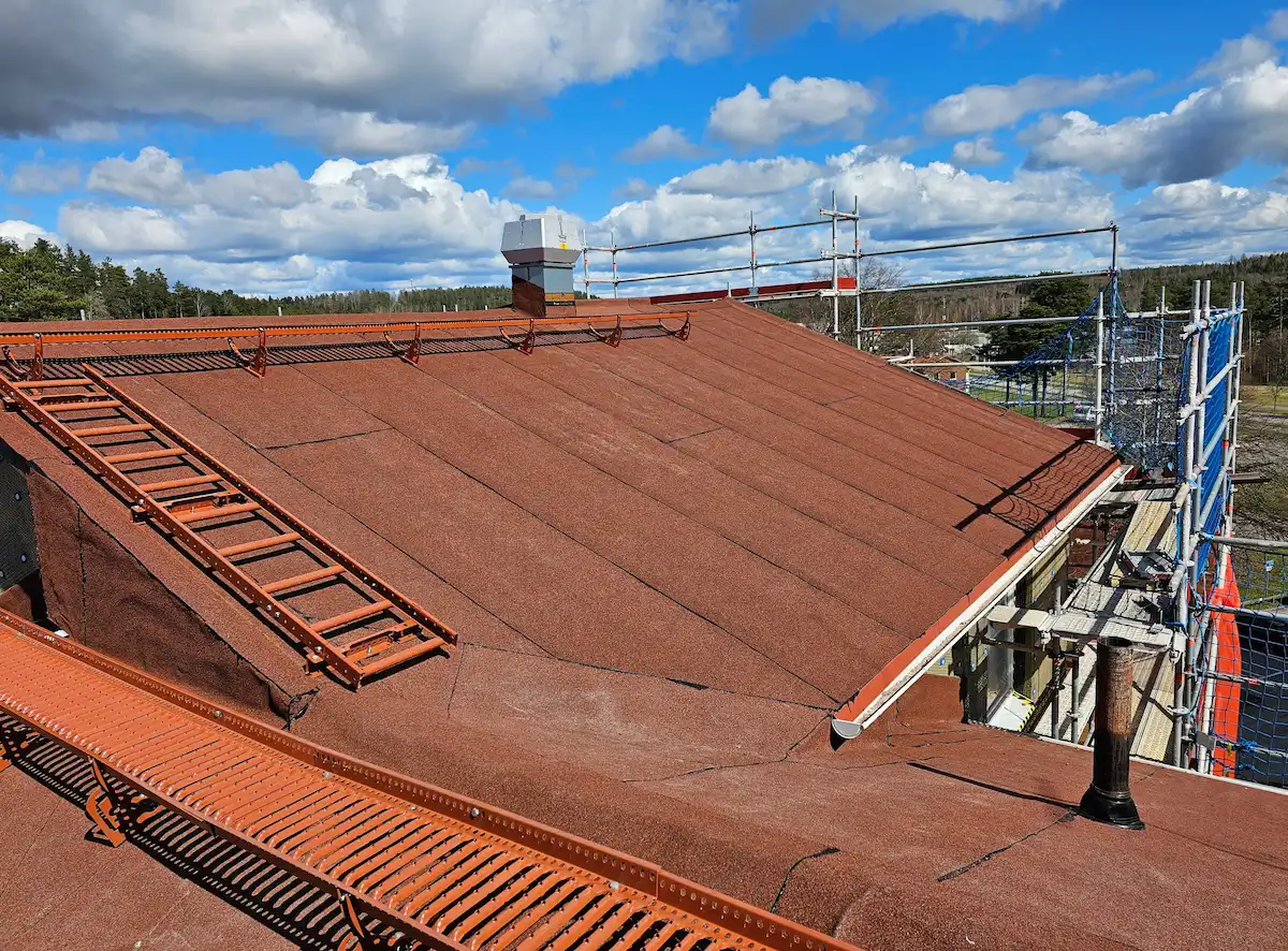 Gångbrygga taksäkerhetsanordning installerad på tak